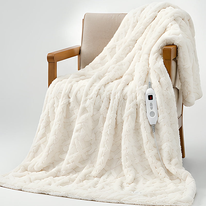 Couverture chauffante blanche en velours posée sur un fauteuil